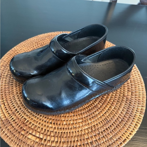Dansko Shoes - Dansko Shiny Black professional nursing Shoes slip resistant size 38